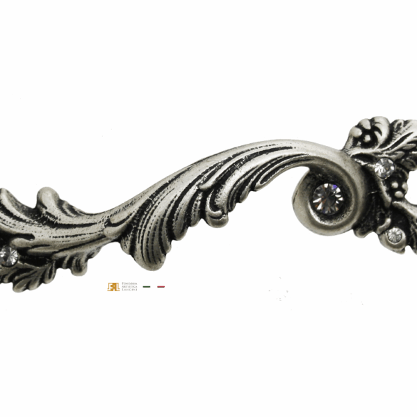 MANIGLIETTA MOBILE INTERASSE 96 DA 140x35 mm. CON CRISTALLO SWAROVSKI SX prodotta da FONDERIA LANCINI